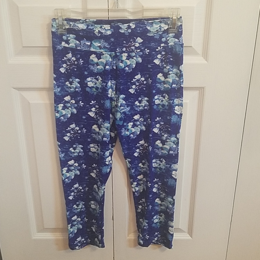 Flowered blue capri leggings